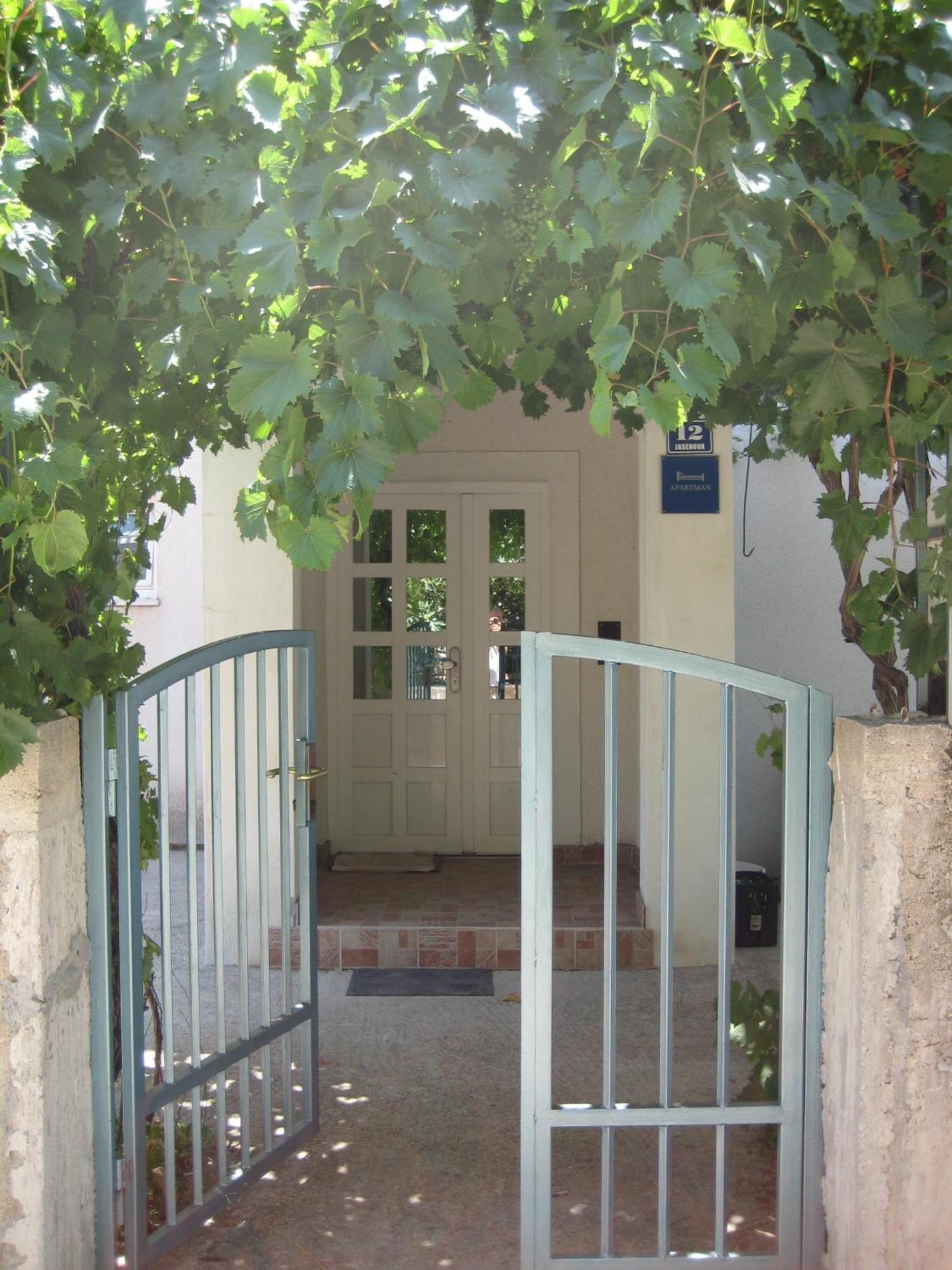 Apartments Pralija Mile Жаборич Екстериор снимка